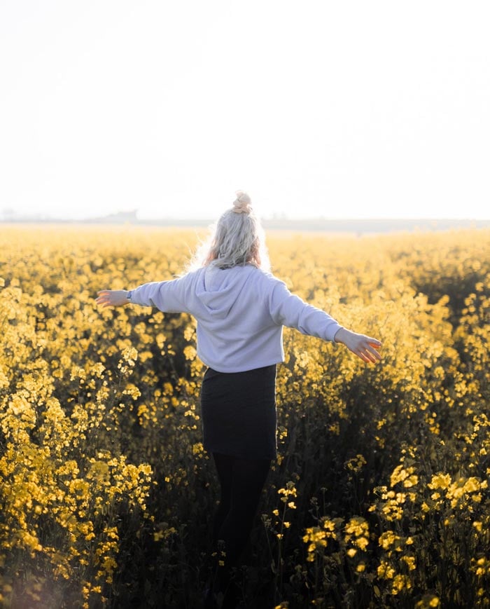 woman_yellow_rapeseed_field_nderby_fyn_Mitch-Wiesinge_web